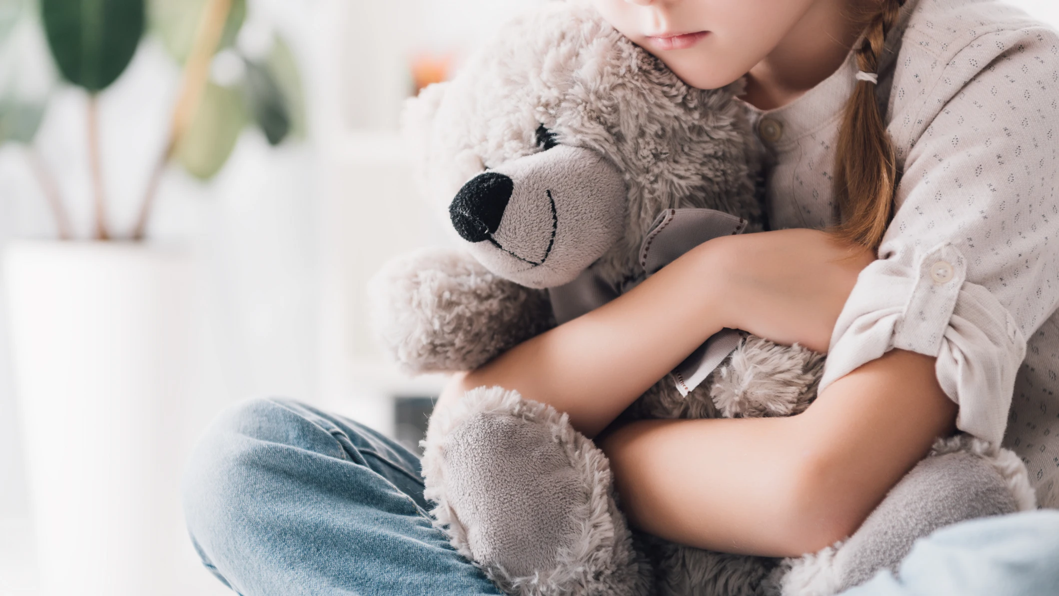 Niña abrazando un peluche Niña abrazando un peluche