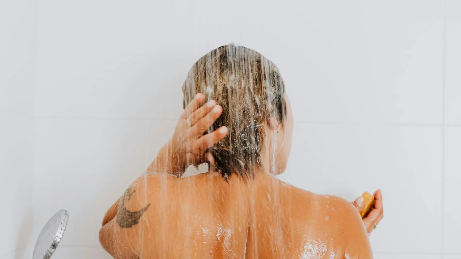 Mujer lavándose el pelo
