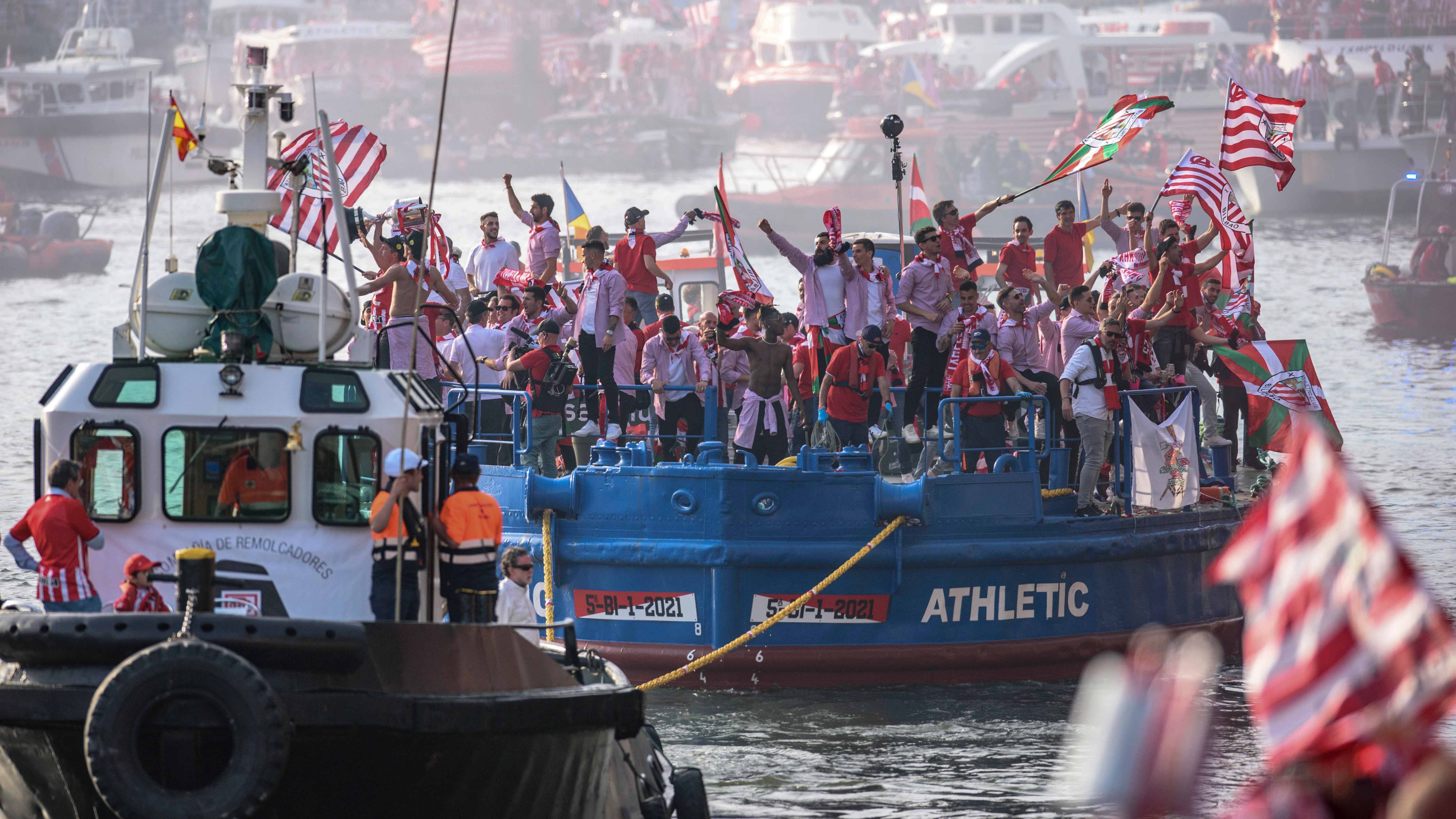 Los jugadores del Athletic, a 'lomos' de la gabarra por la ría de Nervión Los jugadores del Athletic, a 'lomos' de la gabarra por la ría de Nervión