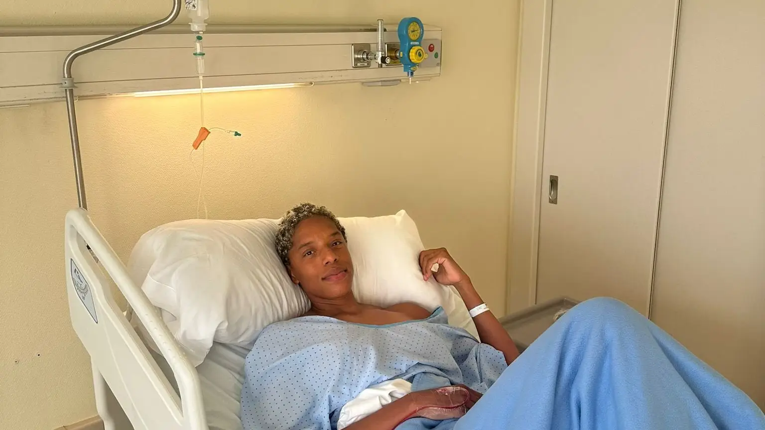 Yulimar Rojas, en la cama del hospital tras su operaci&oacute;n