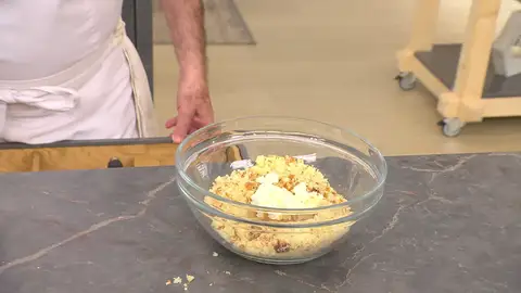 Agrega el café y el queso y mezcla bien Agrega el café y el queso y mezcla bien