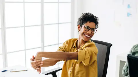 Mujer estirando la mano Mujer estirando la mano