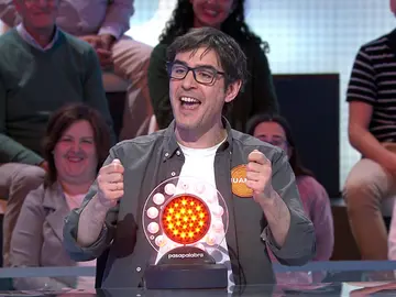 Juanra Bonet entra en bucle con una canción y desespera a Roberto Leal: “Paradlo, por favor” Juanra Bonet entra en bucle con una canción y desespera a Roberto Leal: “Paradlo, por favor”