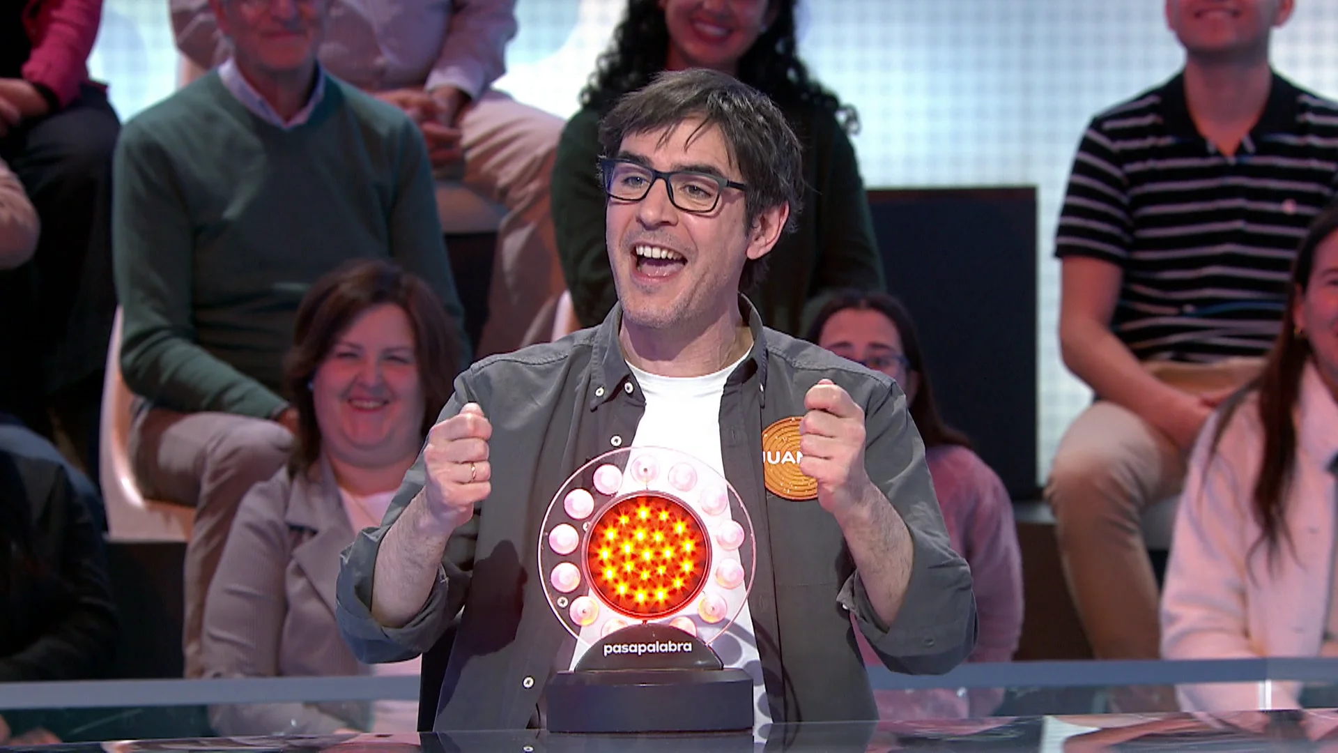 Juanra Bonet entra en bucle con una canción y desespera a Roberto Leal: “Paradlo, por favor” Juanra Bonet entra en bucle con una canción y desespera a Roberto Leal: “Paradlo, por favor”