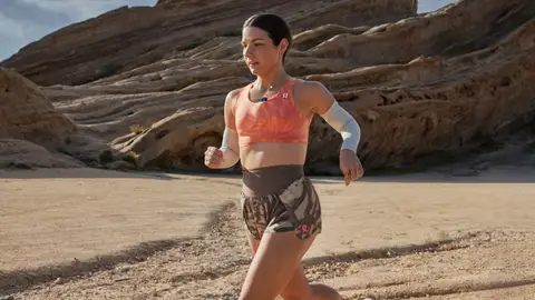 Mujer corriendo con sujetador deportivo de sujeción alta Mujer corriendo con sujetador deportivo de sujeción alta