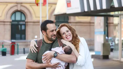 María Castro y José Manuel Villalba presentan a su tercera hija María Castro y José Manuel Villalba presentan a su tercera hija