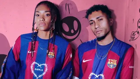 Salma Paralluelo y Raphinha con la camiseta de Karol G Salma Paralluelo y Raphinha con la camiseta de Karol G
