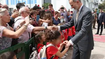 Una niña pellizca al Rey en su visita a Las Palmas de Gran Canaria