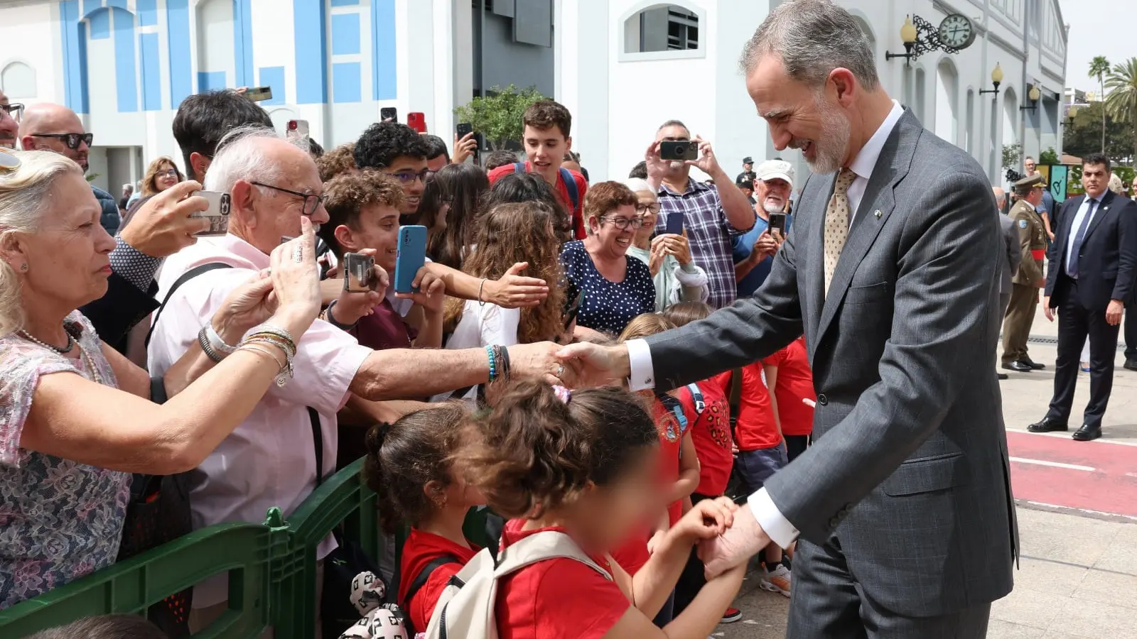 Una ni&ntilde;a pellizca al Rey en su visita a Las Palmas de Gran Canaria