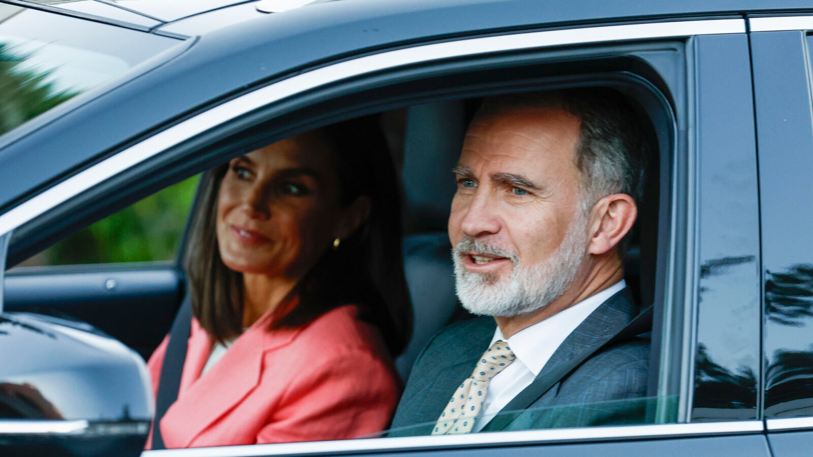 Los reyes Felipe y Letizia visitan en el hospital a la reina Sofía y aseguran que no saben cuándo recibirá el alta: 