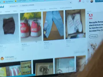Usuaria mirando en internet artículos de segunda mano Usuaria mirando en internet artículos de segunda mano
