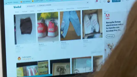 Usuaria mirando en internet artículos de segunda mano Usuaria mirando en internet artículos de segunda mano