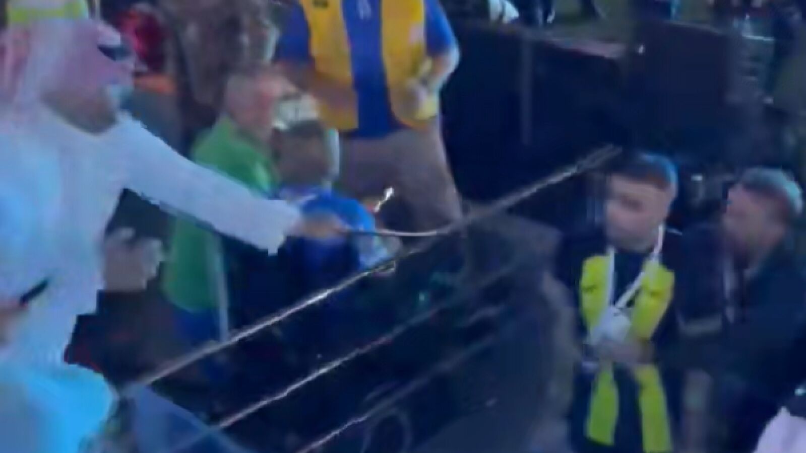Un aficionado le da dos latigazos a un jugador del Al-Ittihad tras la final de la Supercopa de Arabia Saudí