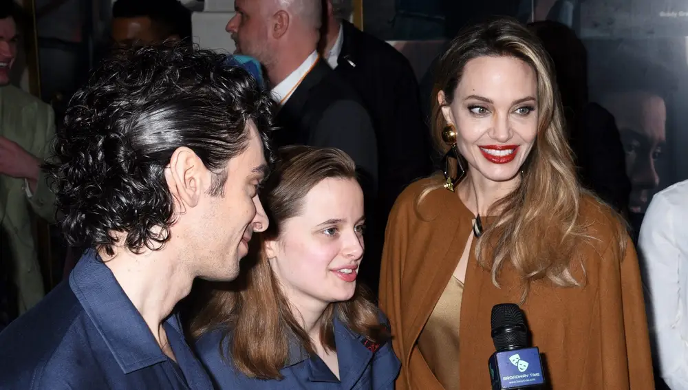 Angelina Jolie, su hija Vivienne y Justin Levine en la premiere de The Outsiders