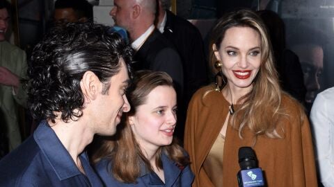 Angelina Jolie, su hija Vivienne y Justin Levine en la premiere de The Outsiders