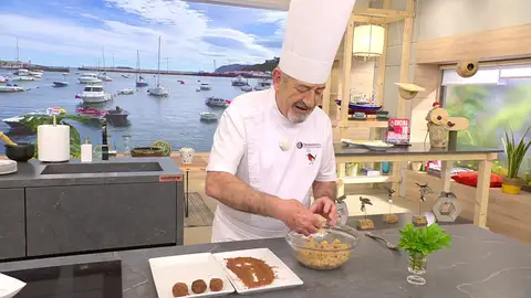 Coge pequeñas porciones de la mezcla y redondéalas Coge pequeñas porciones de la mezcla y redondéalas