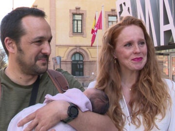 María Castro y José Manuel Villalba presentan a su tercera hija