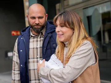 Gisela sale del hospital con su hijo Gisela sale del hospital con su hijo