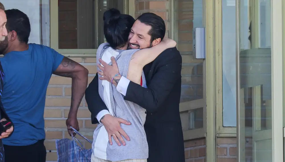 Rafael Amargo abrazando a su mujer Rafael Amargo junto a su mujer Luciana Bogniano