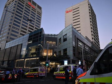 Los servicios de emergencia en el centro comercial donde varias personas han sido a puñaladas en Sídney