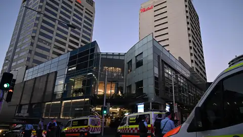 Los servicios de emergencia en el centro comercial donde varias personas han sido a puñaladas en Sídney Los servicios de emergencia en el centro comercial donde varias personas han sido a puñaladas en Sídney