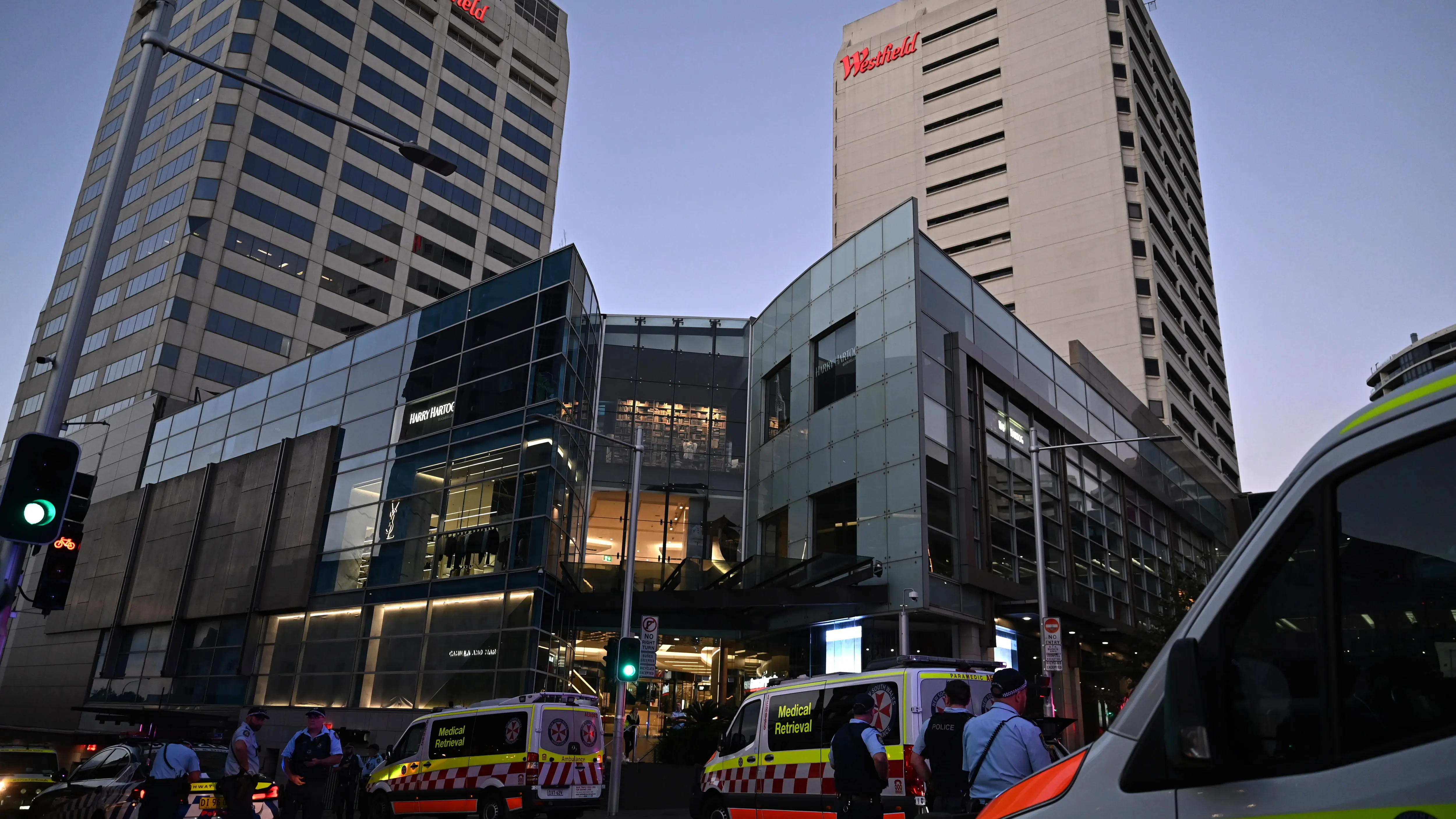 Los servicios de emergencia en el centro comercial donde varias personas han sido a puñaladas en Sídney Los servicios de emergencia en el centro comercial donde varias personas han sido a puñaladas en Sídney