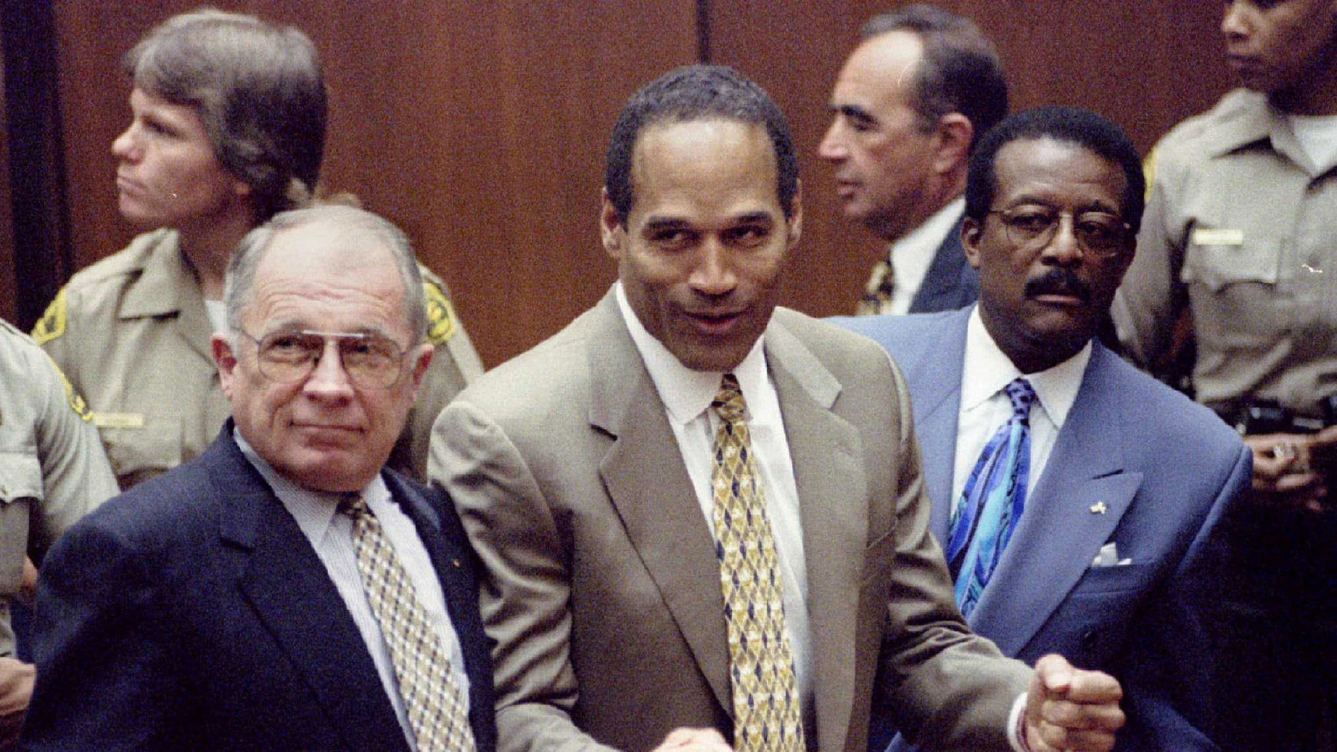 O.J. Simpson reacciona tras ser declarado inocente en 1995