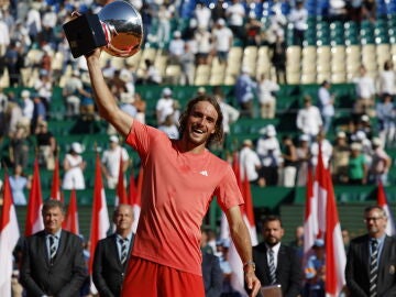 Stefanos Tsitsipas levanta el trofeo del Masters de Montecarlo, el tercero de su carrera (2021, 2022 y 2024)
