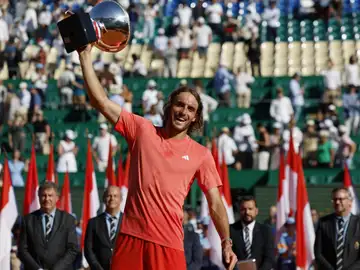 Stefanos Tsitsipas levanta el trofeo del Masters de Montecarlo, el tercero de su carrera (2021, 2022 y 2024) Stefanos Tsitsipas levanta el trofeo del Masters de Montecarlo, el tercero de su carrera (2021, 2022 y 2024)