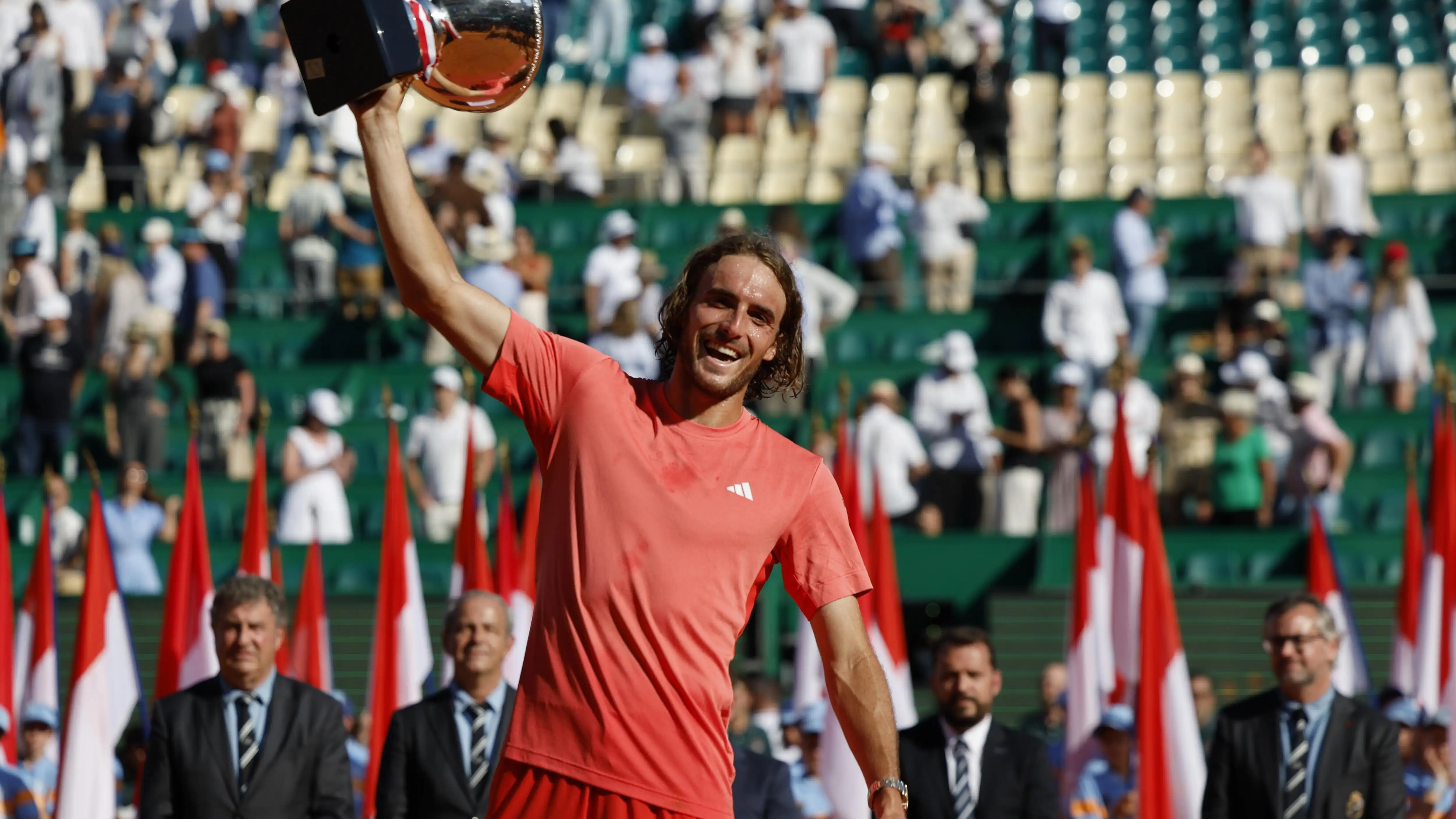 Stefanos Tsitsipas levanta el trofeo del Masters de Montecarlo, el tercero de su carrera (2021, 2022 y 2024) Stefanos Tsitsipas levanta el trofeo del Masters de Montecarlo, el tercero de su carrera (2021, 2022 y 2024)