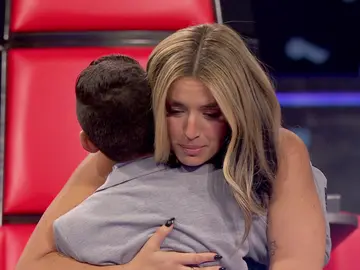 Un talent tranquiliza a Lola Índigo por su error en La Voz Kids Un talent tranquiliza a Lola Índigo por su error en La Voz Kids