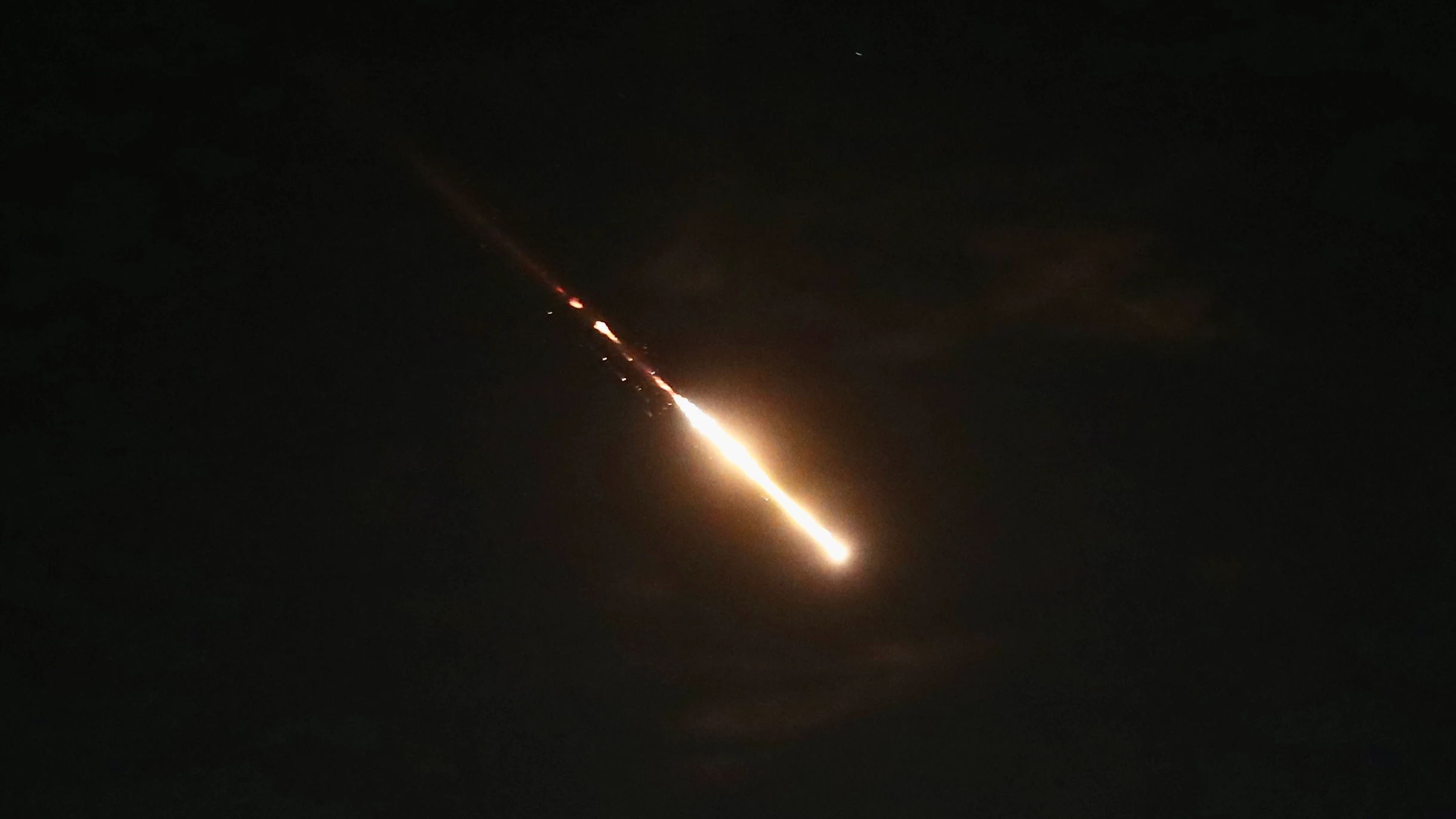 Esta fotografía tomada el 14 de abril de 2024 muestra bengalas de explosiones en el cielo sobre Jerusalén mientras el sistema antimisiles Cúpula de Hierro de Israel intercepta misiles y drones de Irán Esta fotografía tomada el 14 de abril de 2024 muestra bengalas de explosiones en el cielo sobre Jerusalén mientras el sistema antimisiles Cúpula de Hierro de Israel intercepta misiles y drones de Irán