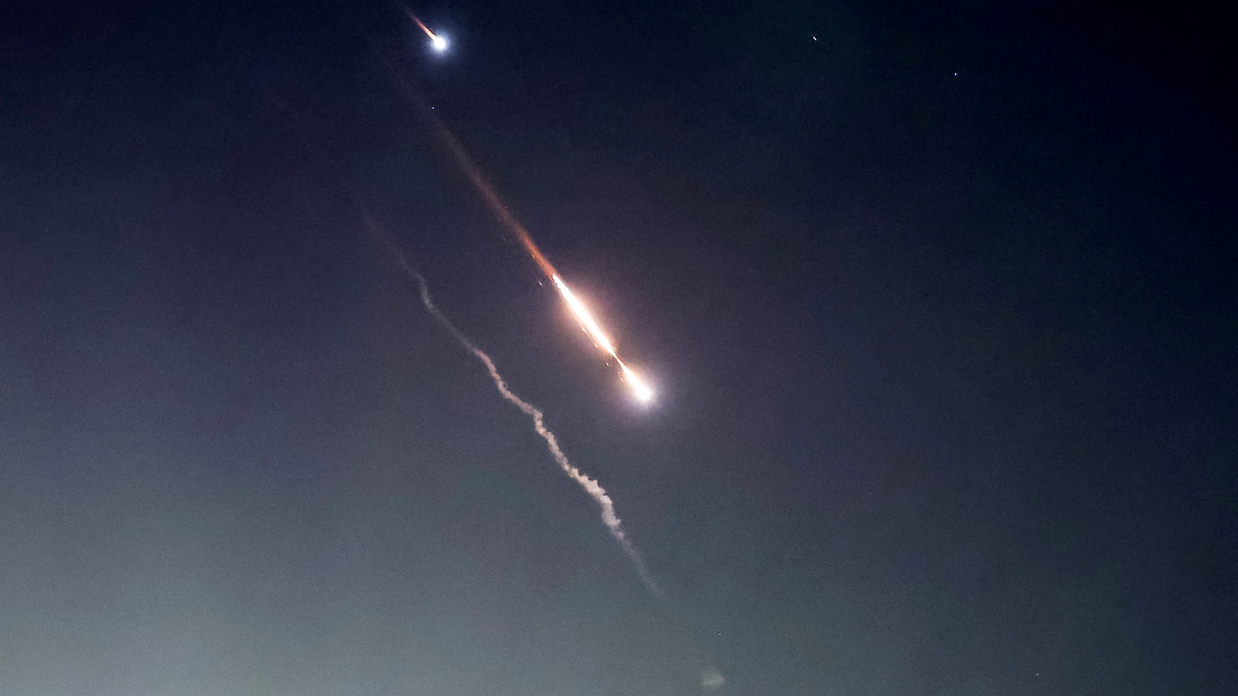 Objetos en el cielo sobre Jerusalén después de que Irán lanzara drones y misiles hacia Israel Objetos en el cielo sobre Jerusalén después de que Irán lanzara drones y misiles hacia Israel