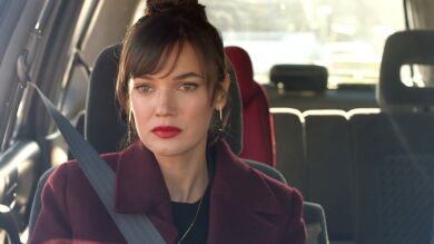 Ceylin le cuenta a Ilgaz que ha recibido una amenaza y él le aconseja que abandone el caso: “Ahora tenemos una hija”