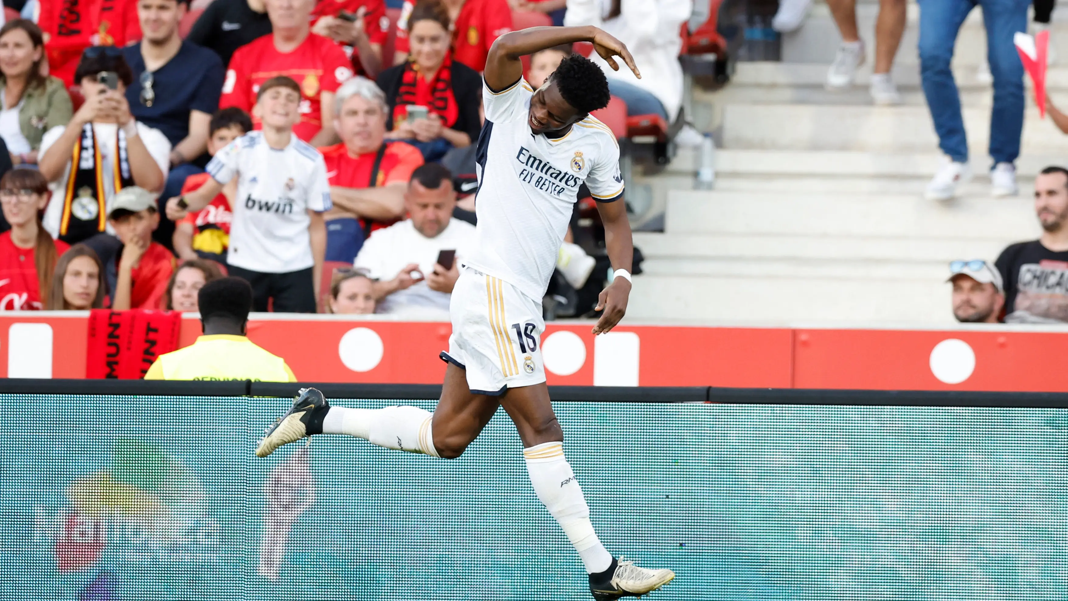 Tchouam&eacute;ni celebra su gol en Son Moix
