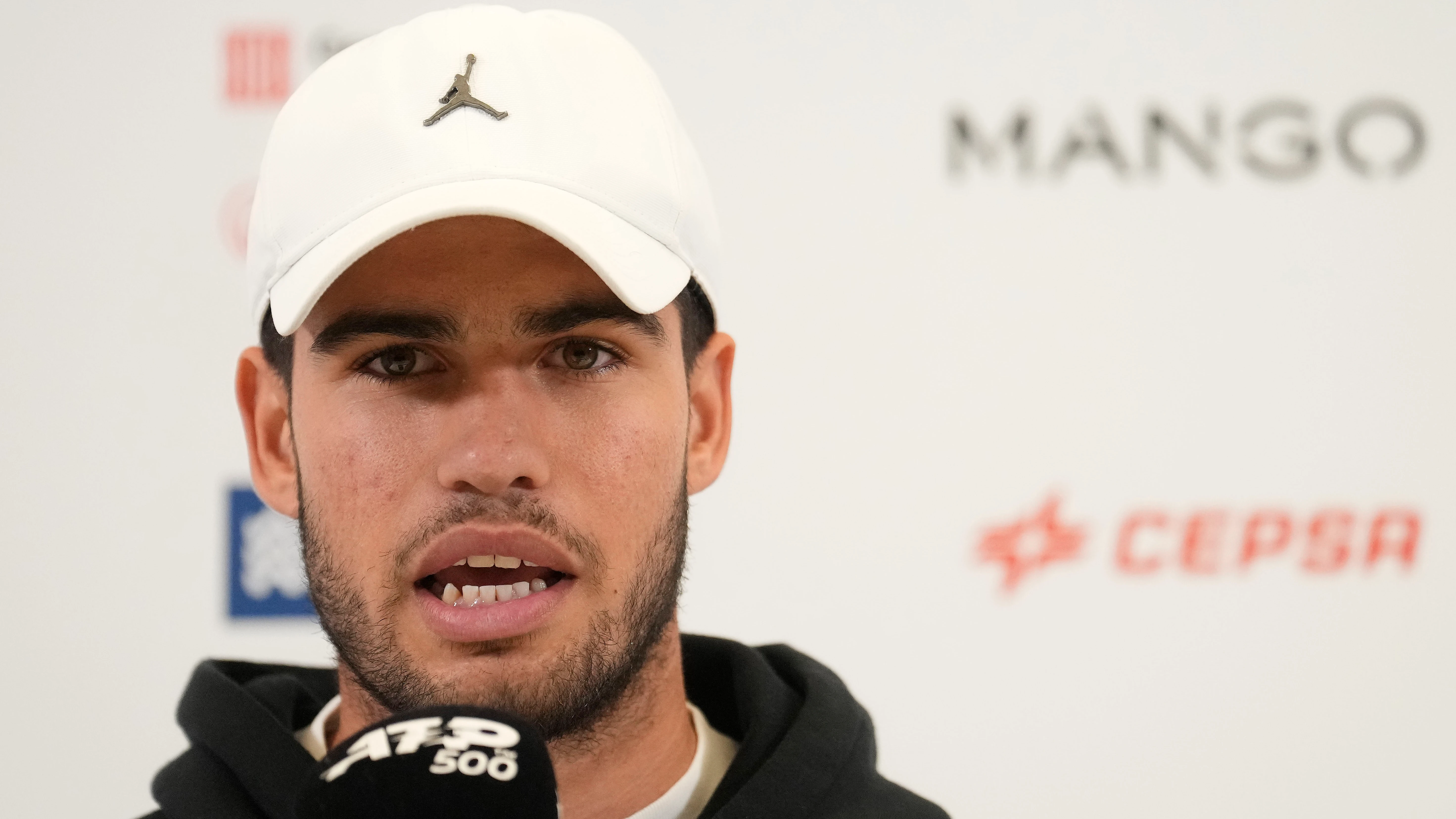 Carlos Alcaraz durante la rueda de prensa en las instalaciones del Real Club de Tenis Barcelona Carlos Alcaraz durante la rueda de prensa en las instalaciones del Real Club de Tenis Barcelona