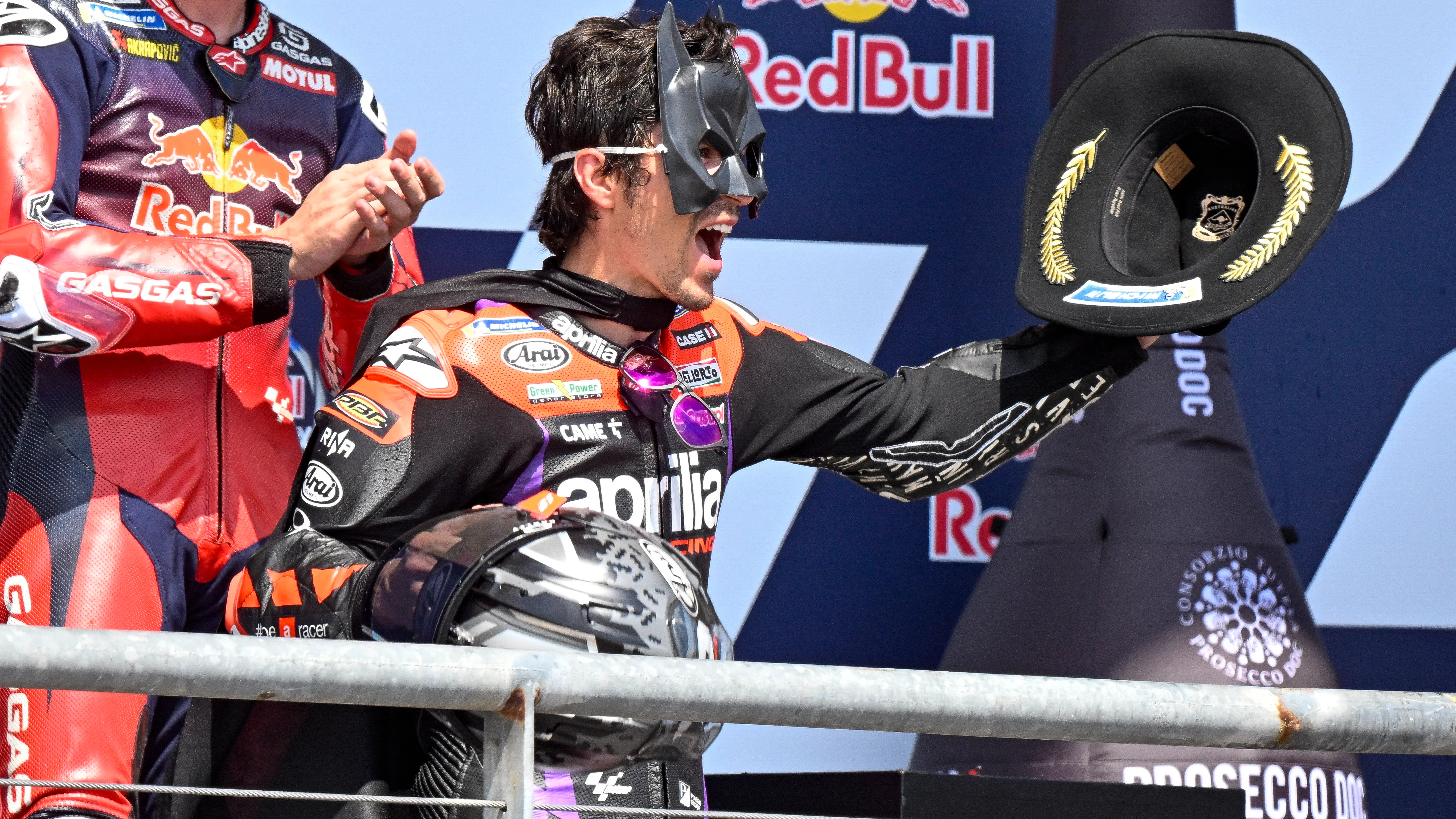 Maverick Vi&ntilde;ales con la m&aacute;scara de Batman