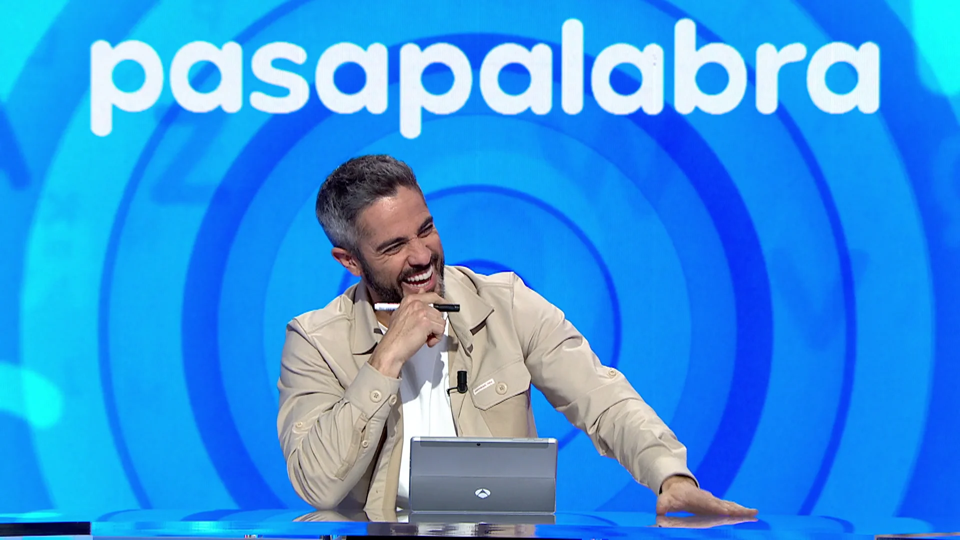Roberto Leal abre el melón del estilista que comparte con Juanra Bonet: “A ti te respeta más” Roberto Leal abre el melón del estilista que comparte con Juanra Bonet: “A ti te respeta más”
