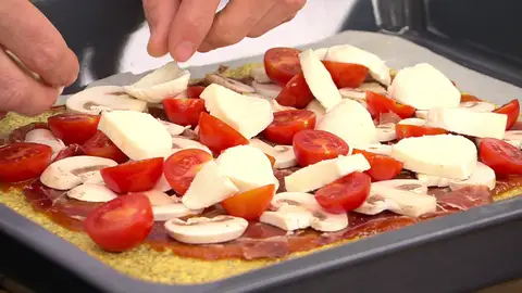 Reparte encima las lonchas de jamón Reparte encima las lonchas de jamón