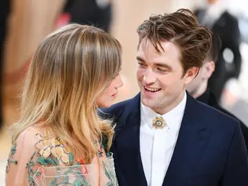 Suki Waterhouse y Robert Pattinson en la MET GALA 2023 Suki Waterhouse y Robert Pattinson en la MET GALA 2023
