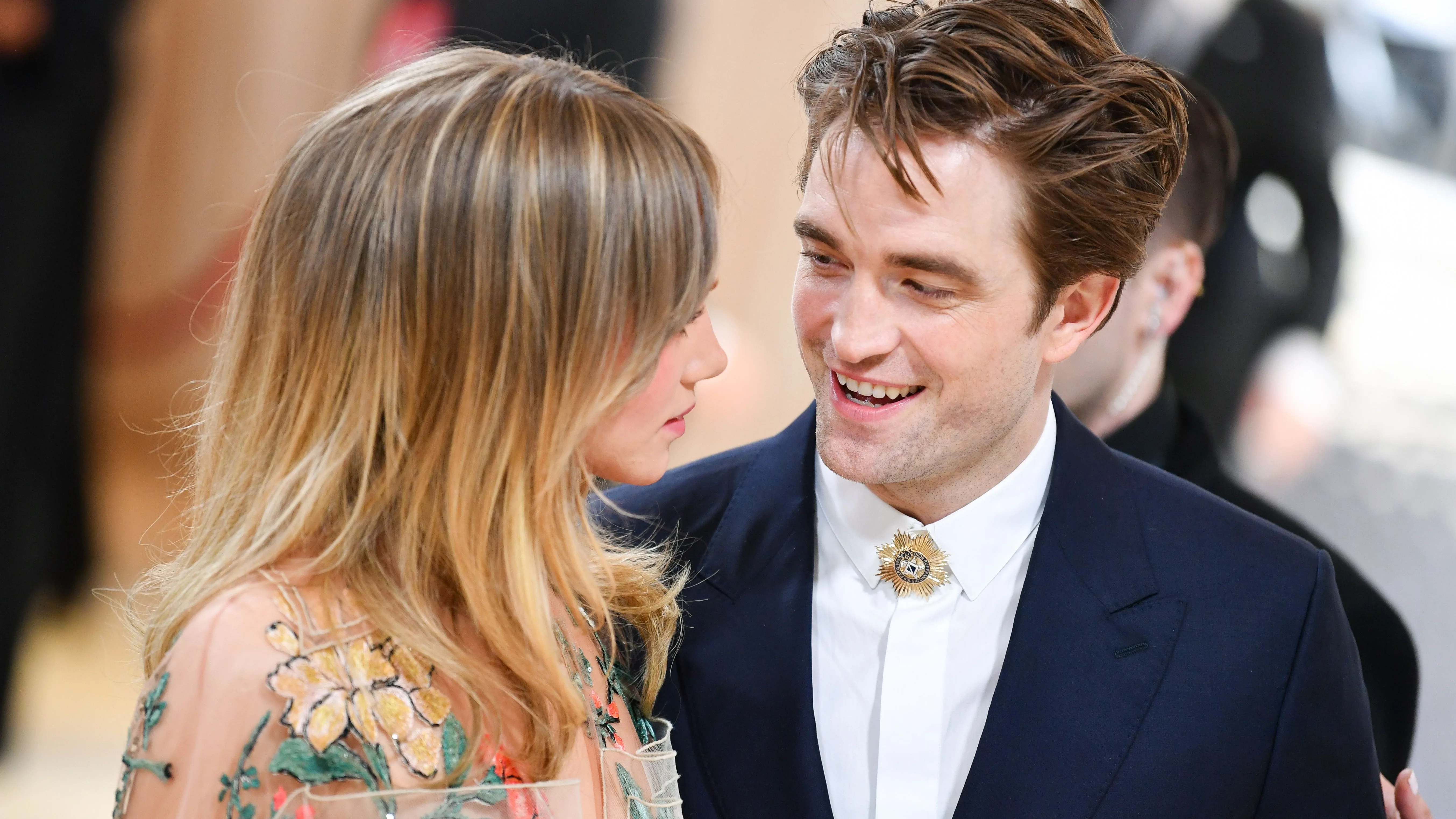 Suki Waterhouse y Robert Pattinson en la MET GALA 2023