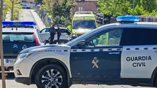 Un coche de la Guardia Civil en la entrada de la urbanización donde se produjo el suceso de Chiloeches
