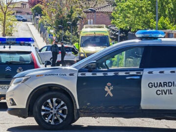 Un coche de la Guardia Civil en la entrada de la urbanización donde se produjo el suceso de Chiloeches