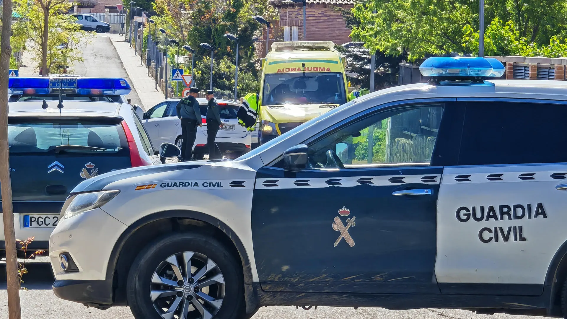 Un coche de la Guardia Civil en la entrada de la urbanizaci&oacute;n donde se produjo el suceso de Chiloeches