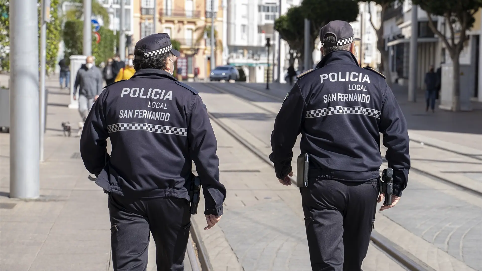 Foto de archivo de dos polic&iacute;as de San Fernando