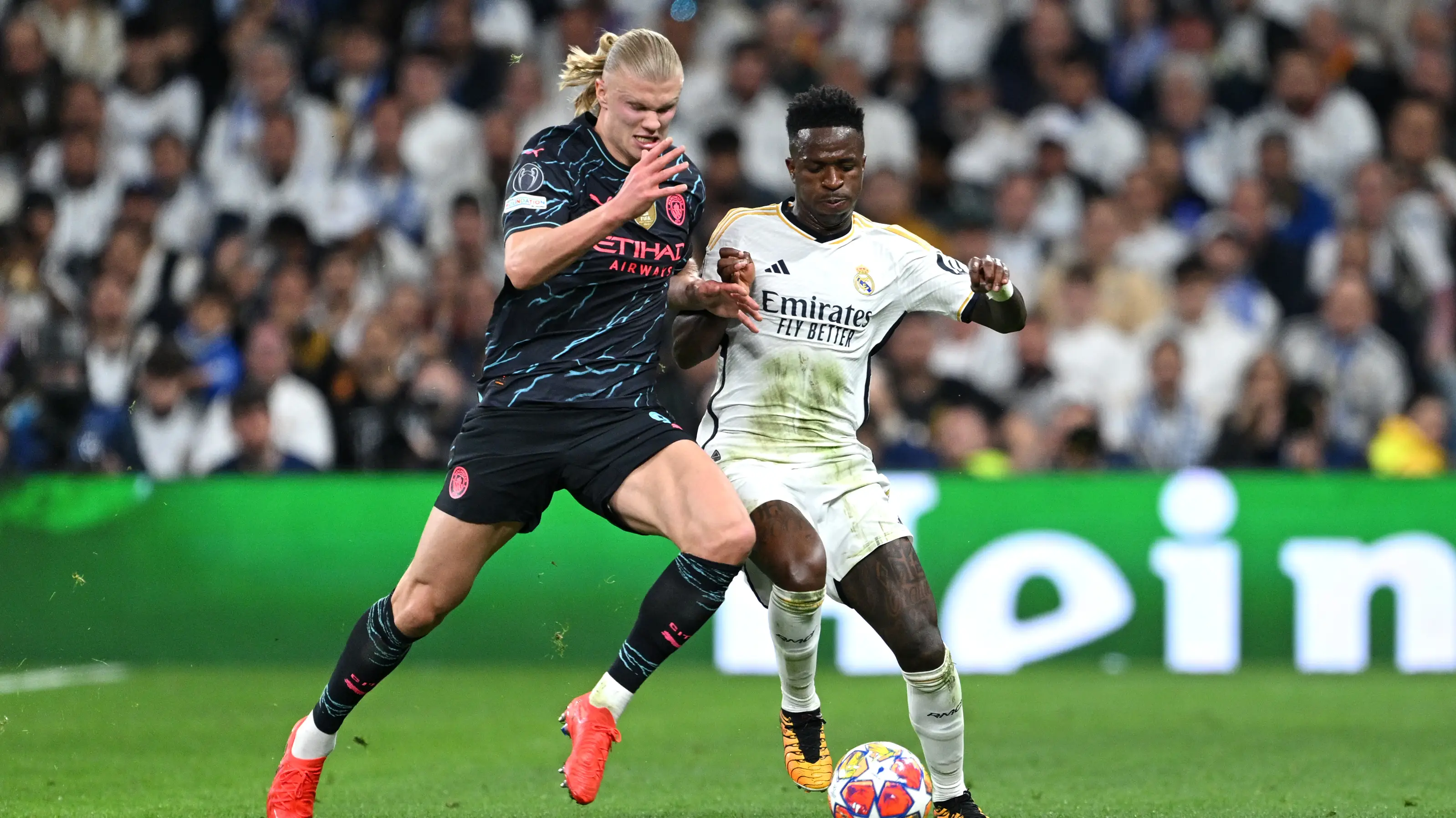 Erling Haaland y Vinicius Jr disputan un balón en la ida de cuartos de Champions en el Santiago Bernabéu Erling Haaland y Vinicius Jr disputan un balón en la ida de cuartos de Champions en el Santiago Bernabéu