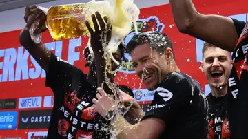Xabi Alonso, bañado en cerveza