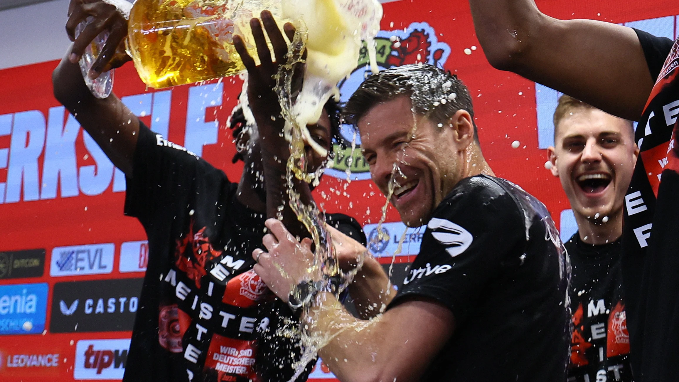 Xabi Alonso, bañado en cerveza Xabi Alonso, bañado en cerveza