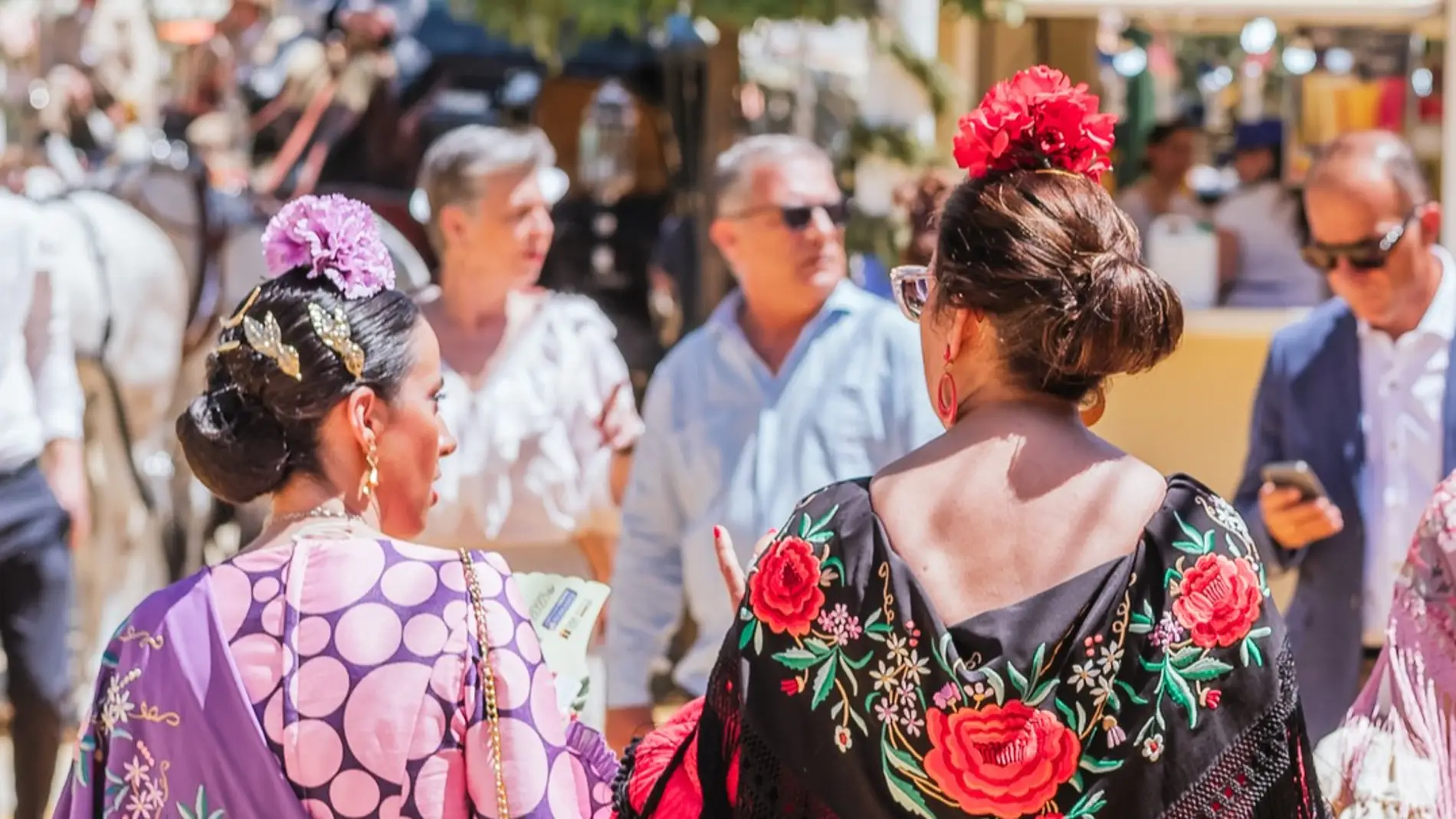 Mujeres vestidas con traje de flamenca