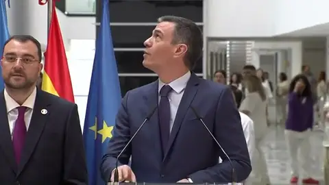 Pedro Sánchez en Oviedo Increpan Pedro Sánchez: "Déjame hablar, ya te hemos escuchado"